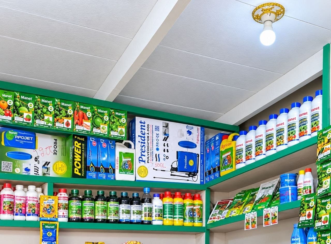 Rayons de produits phytosanitaires, semences Manet et pulvérisateurs President chez AGRO SERVICES SARL
